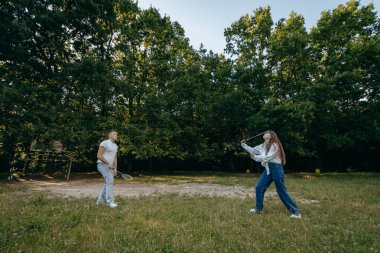 Genç çift yazın doğada dinleniyor.