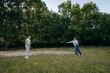 Genç çift yazın doğada dinleniyor.