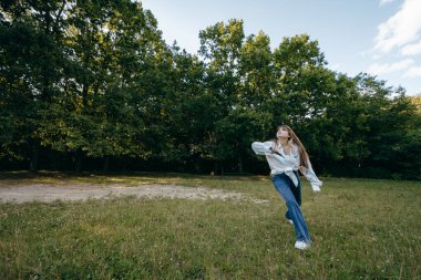 Genç çift yazın doğada dinleniyor.