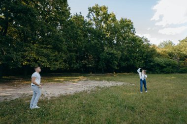 Genç çift yazın doğada dinleniyor.