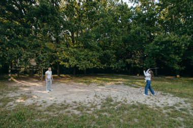 Genç çift yazın doğada dinleniyor.