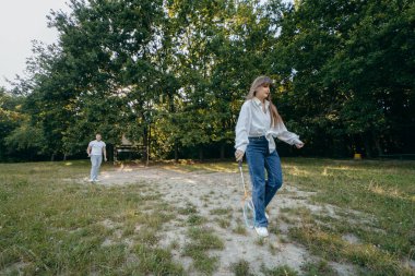 Genç çift yazın doğada dinleniyor.