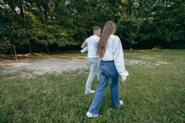 Genç çift yazın doğada dinleniyor.