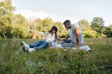 Genç çift yazın doğada dinleniyor.