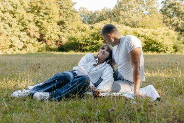 Genç çift yazın doğada dinleniyor.
