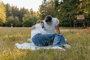 Genç çift yazın doğada dinleniyor.