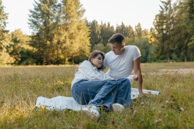 Genç çift yazın doğada dinleniyor.