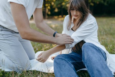 Genç çift yazın doğada dinleniyor.