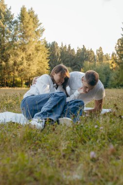Genç çift yazın doğada dinleniyor.
