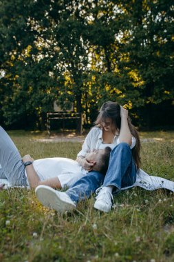Genç çift yazın doğada dinleniyor.