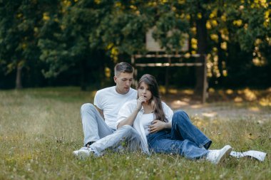 Genç çift yazın doğada dinleniyor.