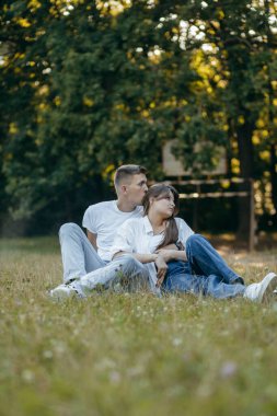 Genç çift yazın doğada dinleniyor.