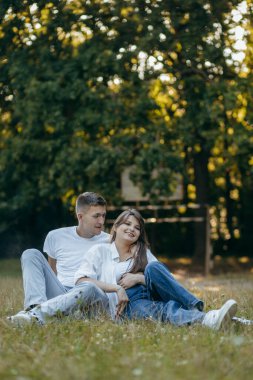 Genç çift yazın doğada dinleniyor.