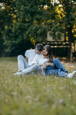 Genç çift yazın doğada dinleniyor.