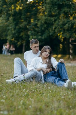 Genç çift yazın doğada dinleniyor.