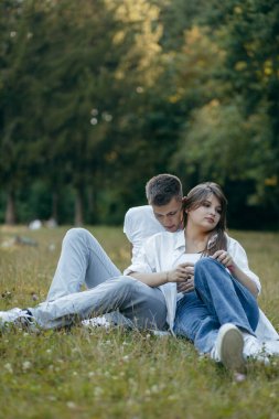 Genç çift yazın doğada dinleniyor.