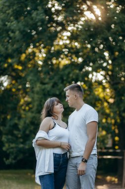 Genç çift yazın doğada dinleniyor.