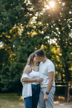 Genç çift yazın doğada dinleniyor.