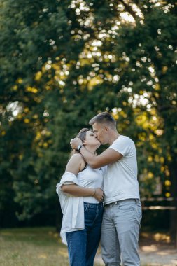 Genç çift yazın doğada dinleniyor.