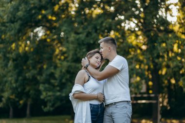 Genç çift yazın doğada dinleniyor.