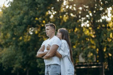 Genç çift yazın doğada dinleniyor.