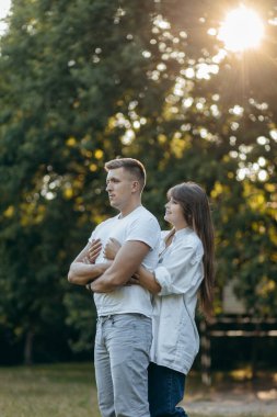 Genç çift yazın doğada dinleniyor.