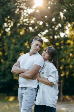 Genç çift yazın doğada dinleniyor.