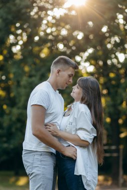 Genç çift yazın doğada dinleniyor.