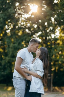 Genç çift yazın doğada dinleniyor.