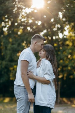 Genç çift yazın doğada dinleniyor.