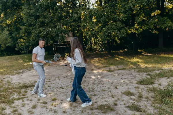 Genç çift yazın doğada dinleniyor.