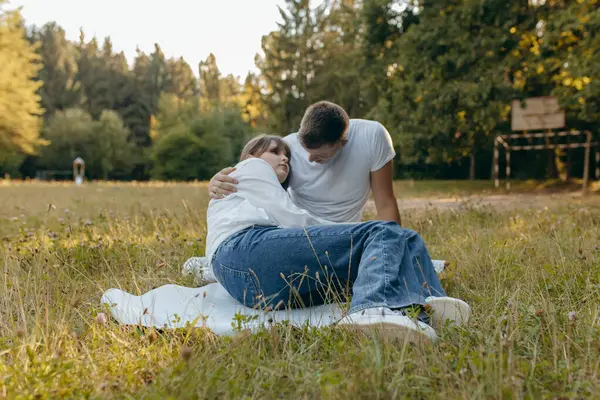 Genç çift yazın doğada dinleniyor.