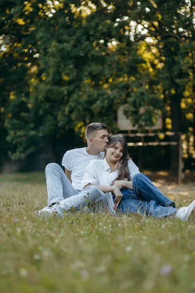 Genç çift yazın doğada dinleniyor.