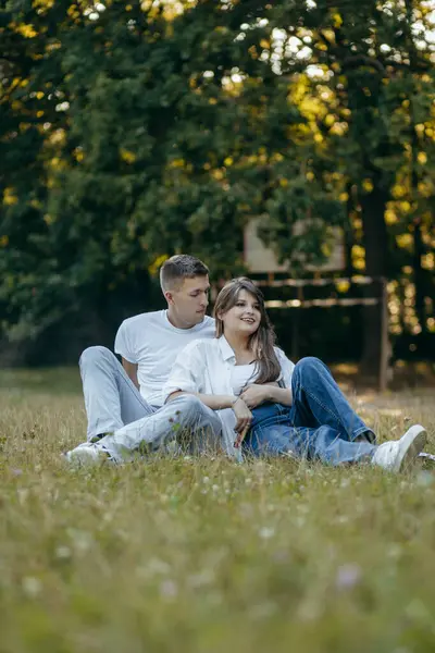 Genç çift yazın doğada dinleniyor.