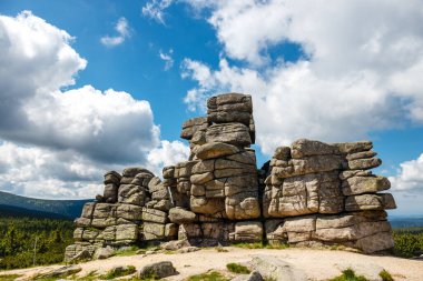 Polonya 'daki Karkonosze dağlarında Slonecznik kaya oluşumu 