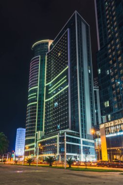Batumi, Gürcistan - 01 Ekim 2021: Geceleri Batum seti modern mimarisi. Batum şehrindeki modern otel kompleksi Orbi City 'nin akşam manzarası