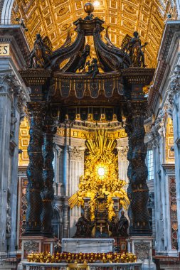 Vatikan, Roma, -25 Kasım 2023: Vatikan 'daki Aziz Peter Bazilikası, Vatikan' daki bir İtalyan Rönesans kilisesidir. Bernini 'nin baldacchino' sunun sunağı..