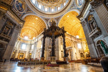 Vatikan şehri, Roma, 25 Kasım 2023: Aziz Peter Bazilikası 'ndaki Kubbe (Cupola) ve Bernini' nin Baldacchino 'sunun (baldachin veya tepe örtüsü) mimari detayları)