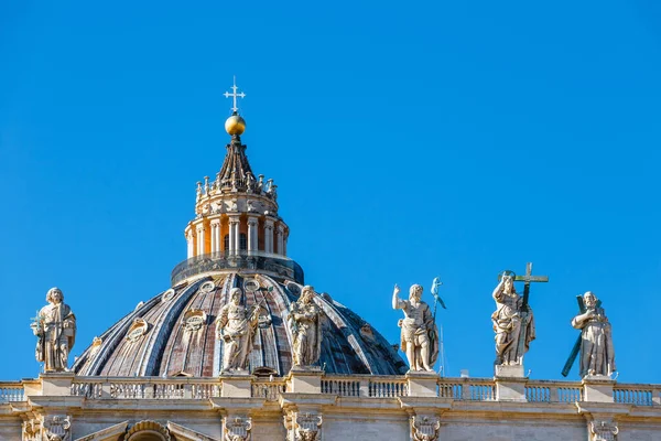 罗马梵蒂冈圣彼得大教堂顶部的雕像 — 图库照片