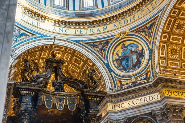 意大利梵蒂冈 2023年11月25日 意大利梵蒂冈圣彼得教堂天花板壁画的内部 图库图片