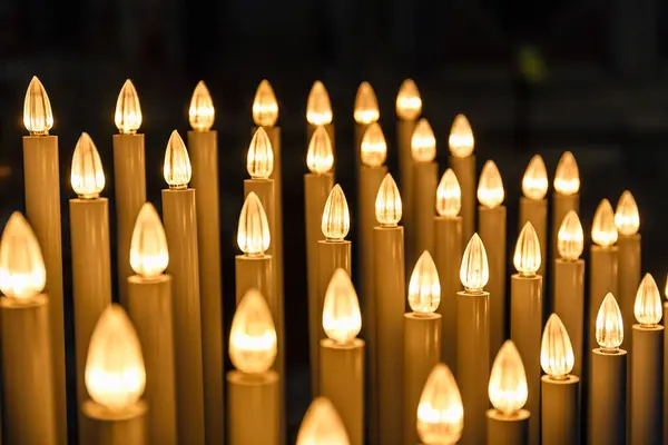 蜡烛灯在圣伯多禄大殿 梵蒂冈 意大利 图库图片