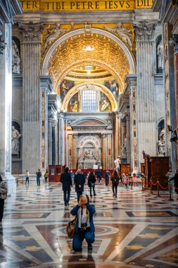 Vatikan, İtalya - 23 Kasım 2023: St. Peter Bazilikası içinde (Vatikan 'da Papale di San Pietro Bazilikası). Peter 's Rönesans mimarisinin en ünlü eseridir.