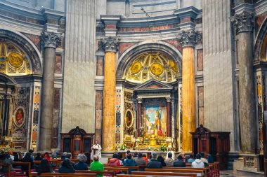 Vatikan, İtalya - 23 Kasım 2023: St. Peter Bazilikası içinde (Vatikan 'da Papale di San Pietro Bazilikası). Peter 's Rönesans mimarisinin en ünlü eseridir.
