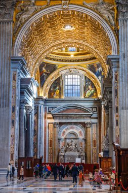 Vatikan, İtalya - 23 Kasım 2023: St. Peter Bazilikası içinde (Vatikan 'da Papale di San Pietro Bazilikası). Peter 's Rönesans mimarisinin en ünlü eseridir.