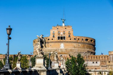 Roma, İtalya - 26 Kasım 2023: Roma 'daki Castel Sant Angelo veya Hadrian Anıtmezarı, İtalya' nın antik Roma 'da inşa edilmiş, şu anda İtalya' nın en ünlü turistik mekanıdır..