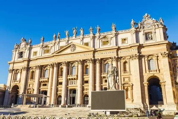 stock image Statues atop St. Peter's Basilica, Vatican City, Rome