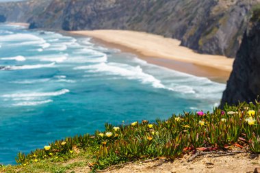 Portekiz 'in Algarve şehrinin batısındaki Praia do Medo da Fonte Santa plajı manzarası