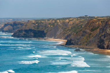 Portekiz 'in Algarve şehrinin batısındaki Praia do Medo da Fonte Santa plajı manzarası