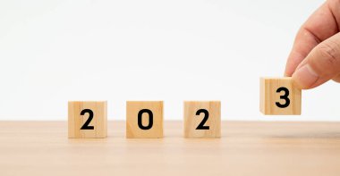 Beyaz arka planda 2023 rakamı olan bir adam..