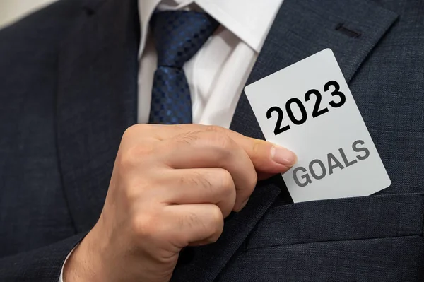 Biznesmen Trzymający Ręku Białą Kartkę 2023 Koncepcja Nowego Celu Biznesowego — Zdjęcie stockowe